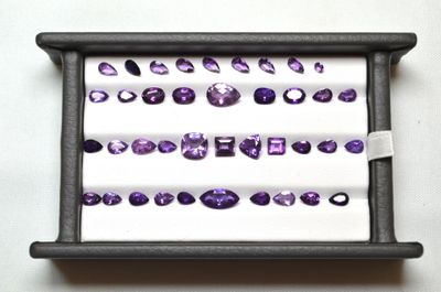un gros plan sur une vitrine contenant des pierres précieuses violettes