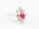 un gros plan d'une bague ornée d'un rubis entouré de diamants blancs