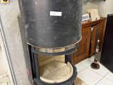 une photo d'une cuisinière au milieu d'une cuisine