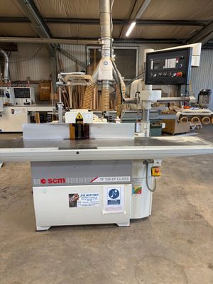 l'image d'une machine installée dans un entrepôt