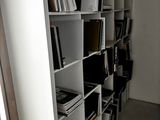 une étagère contenant beaucoup de livres