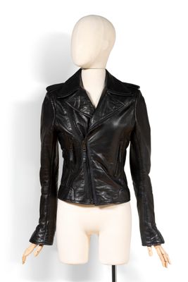 une veste en cuir noir sur un mannequin mannequin mannequin mannequin mannequin mannequin mannequin mannequin mannequin mannequin