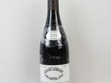 une bouteille de vin posée sur une table