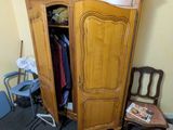 un placard dans un coin d'une pièce où se trouvent un lit et une chaise
