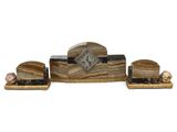 une horloge en bois posée sur une table, à côté d'autres objets
