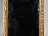 un miroir au cadre doré ouvragé, avec un fond noir et un fond blanc