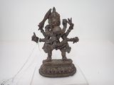 une statue en bronze représentant un homme tenant un oiseau