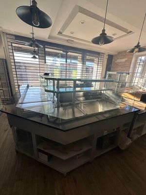 un îlot de cuisine avec un plan de travail en verre et un parquet