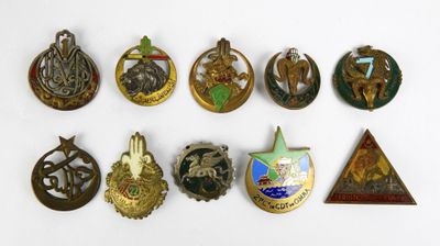 plusieurs types de badges sont disposés sur une surface blanche