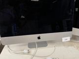 un ordinateur sur un bureau avec un clavier et une souris