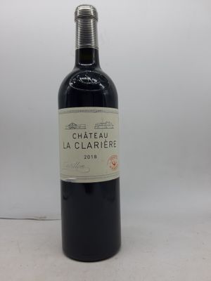 une bouteille de vin rouge avec une étiquette blanche posée sur une table