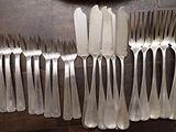 beaucoup de fourchettes et de cuillères sur la table