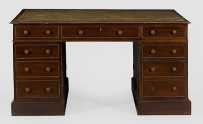 un bureau ancien en bois avec des tiroirs, surmonté d'autres tiroirs