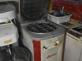 une cuisine équipée d'une cuisinière, d'un four, d'un évier et d'autres appareils électroménagers