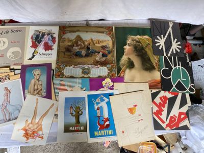 de nombreuses cartes et cartes postales exposées sur une table
