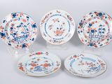 trois assiettes chinoises ornées de motifs floraux sur fond blanc
