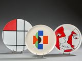 trois assiettes à motifs différents posées sur une table