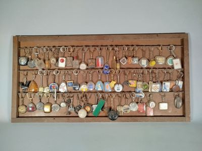 une vitrine en bois sur laquelle est posé un trousseau de clés