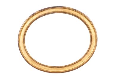 une image d'un gros plan d'une bague en or sur un fond blanc