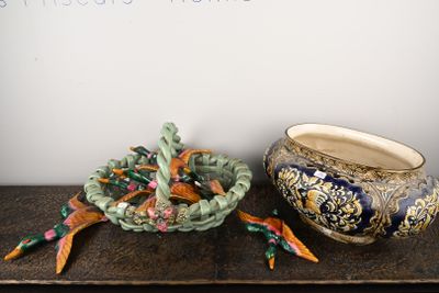 deux vases posés sur une table l'un à côté de l'autre