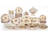 Il y a toutes sortes d'assiettes et de bols sur cette table