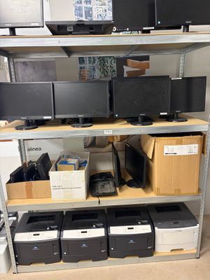 beaucoup de matériel informatique sur les étagères de la pièce