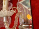 une bougie posée sur une table à côté d'un miroir