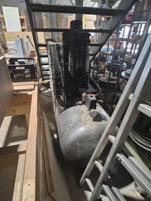 une machine placée au milieu d'une pièce