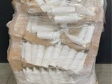 une palette remplie de rouleaux de papier toilette blanc emballés dans du plastique