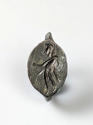 Bague représentant une divinité masculine gravée en creux - Photo 1