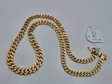 un collier en or auquel est attachée une chaîne