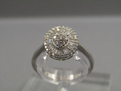 Bague en or gris 18K 750/1000 poinçon tête d'aigle, ornée de…