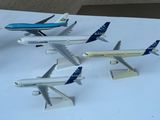 quatre maquettes d'avions posées sur une table blanche