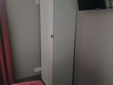 un téléviseur fixé au mur dans un coin de la pièce