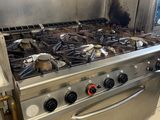 une cuisinière sale dans une cuisine où il y a beaucoup de rouille