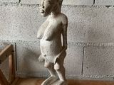 statue d'un homme coiffé d'un casque, posée sur une table en bois
