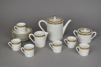 Partie de SERVICE à café en porcelaine blanche à décor de li…
