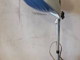 une lampe argentée et bleue posée sur une table