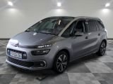 La nouvelle Citroën est garée sur un sol carrelé à damier