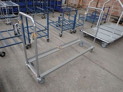 de nombreux chariots alignés dans un entrepôt