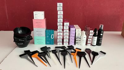 de nombreux types de produits de soins capillaires posés sur une table