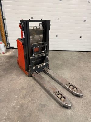 le chariot élévateur est garé devant la porte d'un garage