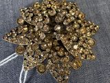 un gros plan d'une broche ornée d'une multitude de cristaux