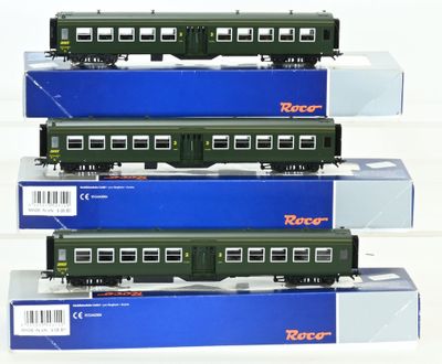 trois wagons verts sont empilés les uns sur les autres