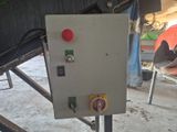 une image d'une machine qui travaille sur une pièce de métal
