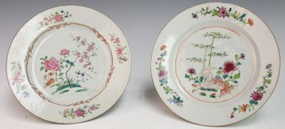 deux assiettes à motifs floraux posées sur une table
