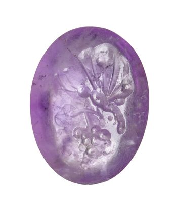 un gros plan d'une boule de savon violette sur fond blanc