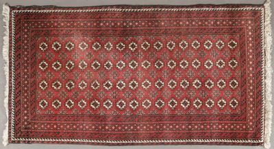 un tapis rouge orné d'un motif en losanges
