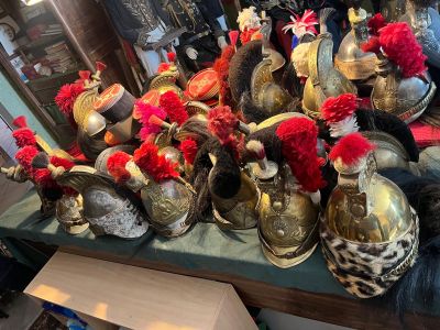 beaucoup de casques posés sur une table