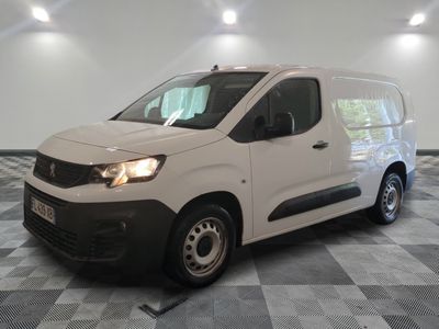la camionnette blanche est garée sur le sol en damier d'une pièce